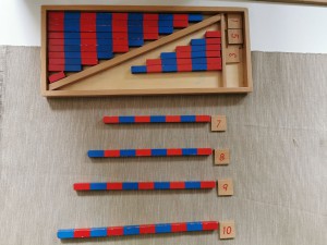 czerwono-niebieskie beleczki matematyczne  według montessori